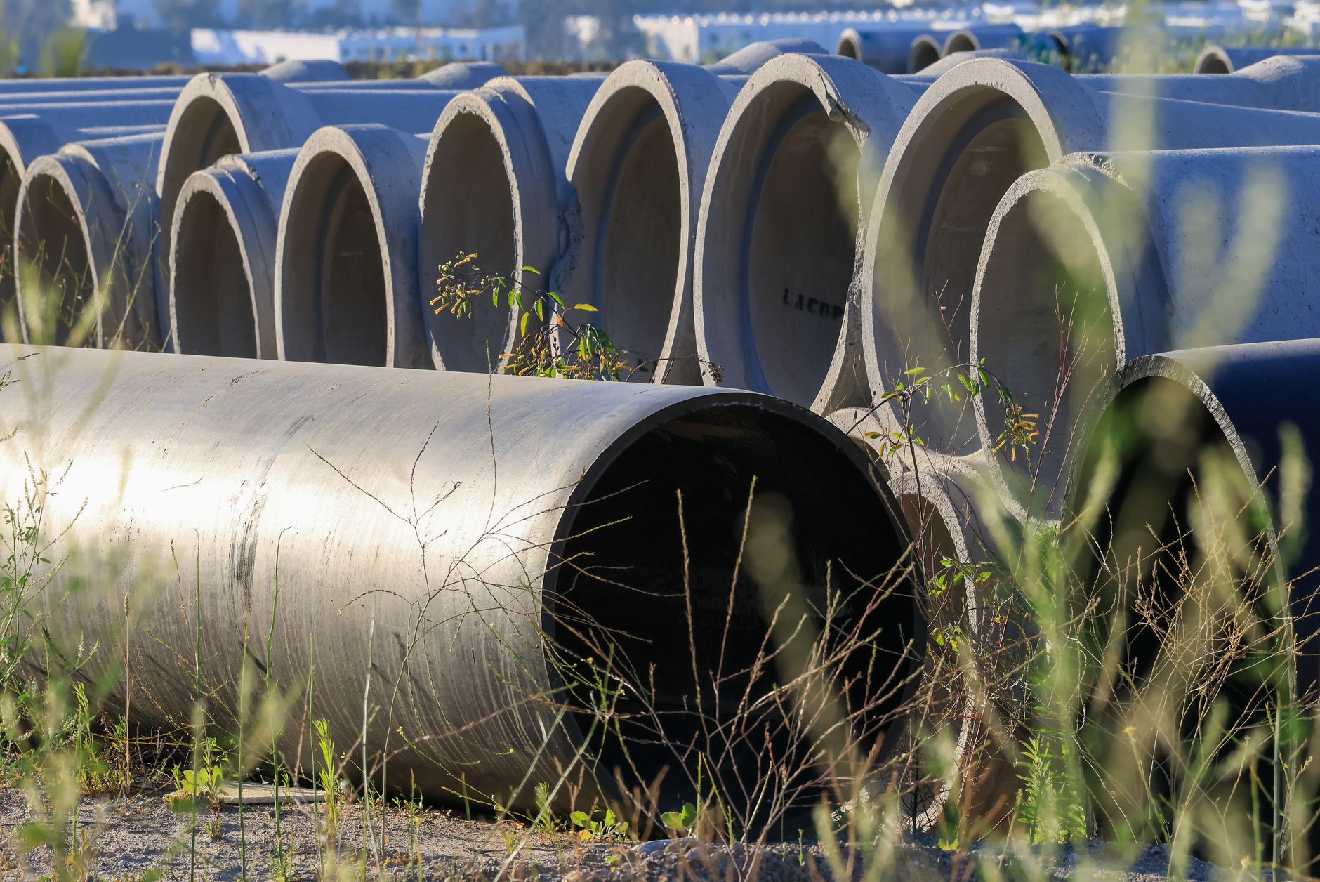 Tubos de alcantarillado apilados en bodega antes de instalación